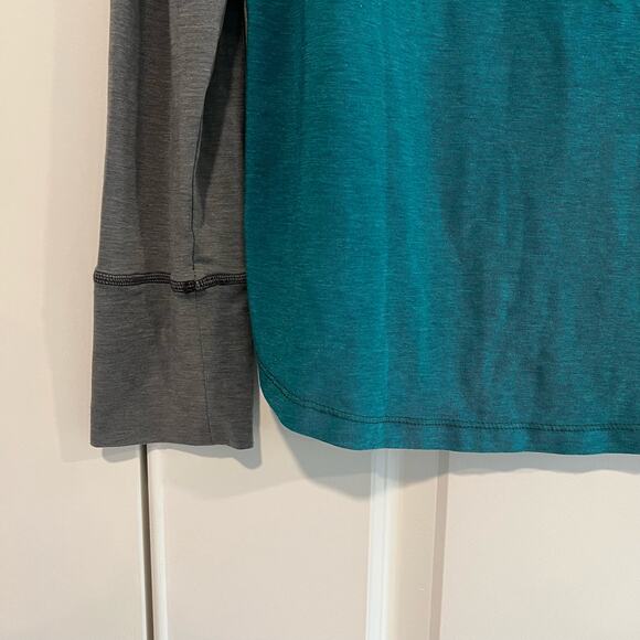 The North Face Women's Two Tone Henley Teal and Grey Size Medium - Picture 8 of 8